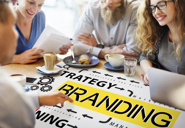 Personas discutiendo sobre Branding — Foto de Stock