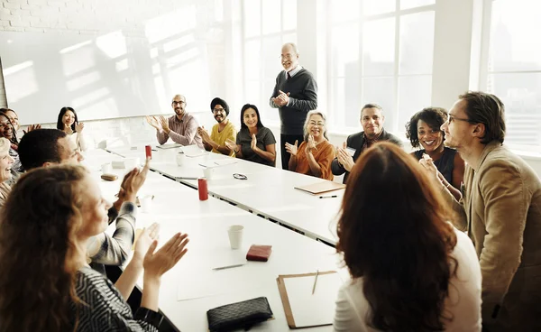 Les gens d'affaires travaillant dans le bureau — Photo