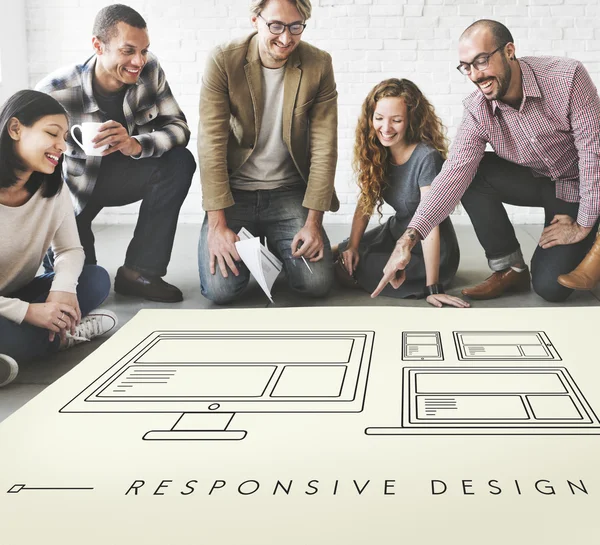 Designers que trabalham com cartaz e design responsivo — Fotografia de Stock