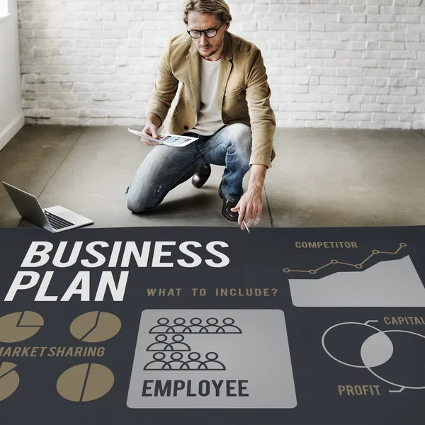 Zakenman werken met Business Plan — Stockfoto