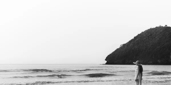 해변에서 편안한 여자. — 스톡 사진