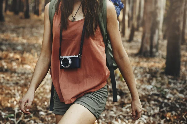 Girl with camera trekking — Stock Photo, Image