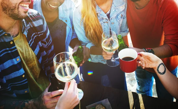 Vrienden drinken bier buiten — Stockfoto