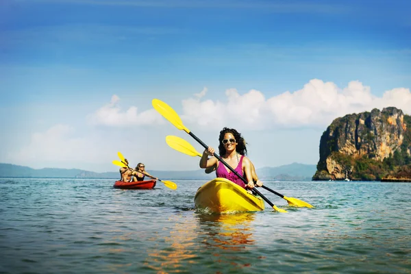 Gente Kayak en el mar —  Fotos de Stock