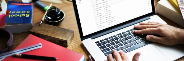 Man werkt met laptop! — Stockfoto