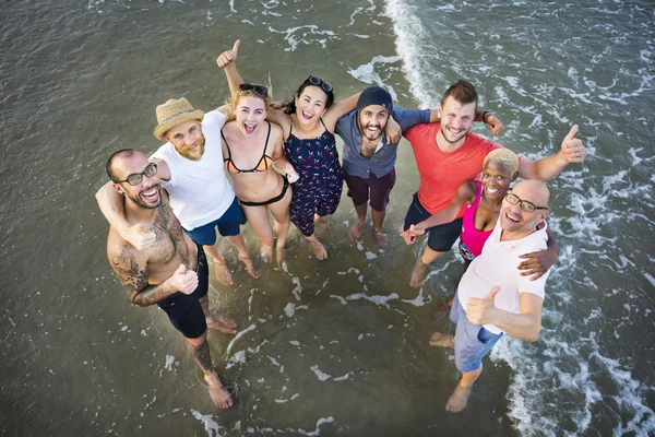 Přátel na letní beach — Stock fotografie