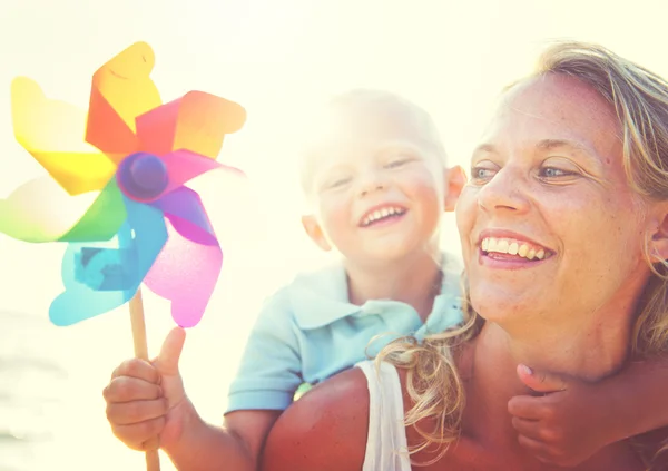 Anne ve oğlu plajda eğlenmek — Stok fotoğraf