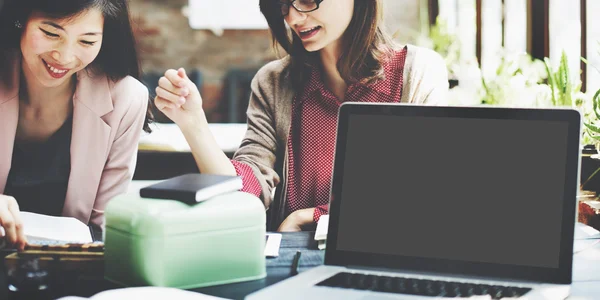 Personas discuten y trabajan juntas —  Fotos de Stock