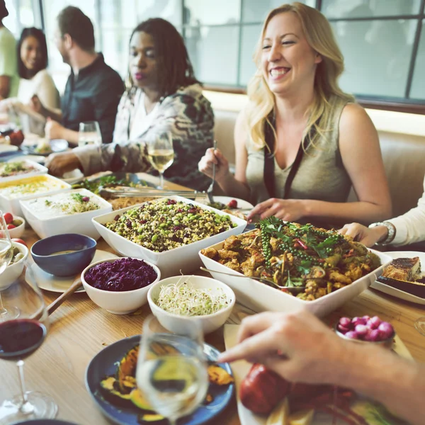 Pessoas que têm comida no restaurante — Fotografia de Stock