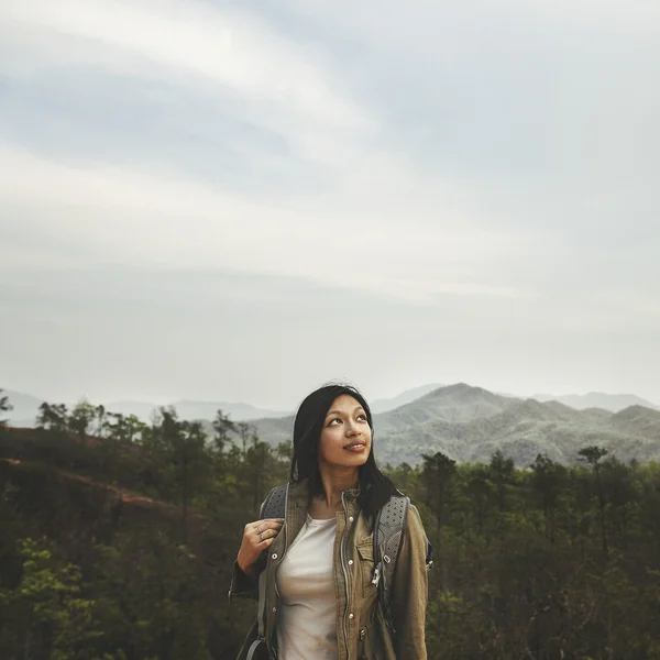 Nő trekking a hegyekben — Stock Fotó