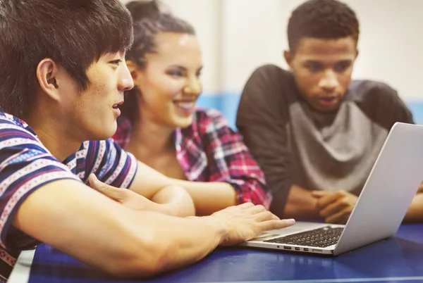 Teenager mit Laptop — Stockfoto