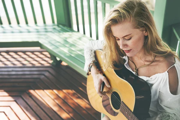 Fille mignonne jouant sur la guitare en plein air — Photo