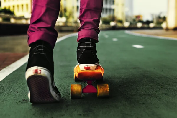 Homem jovem andar de skate — Fotografia de Stock