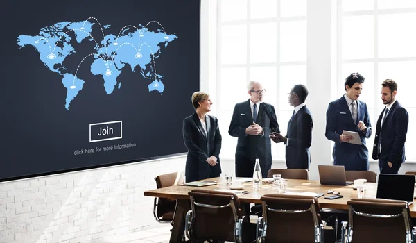 Gente de negocios discutiendo en oficina —  Fotos de Stock