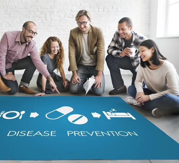 Designers que trabalham com cartaz e prevenção de doenças — Fotografia de Stock