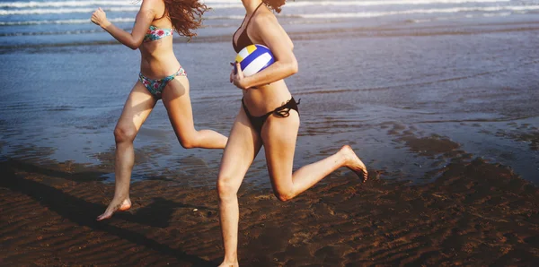 Mulheres correndo com bola — Fotografia de Stock