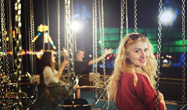 Amigos se divierten en Parque de Atracciones — Foto de Stock