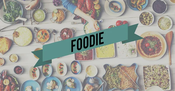 Tabell med mat och Foodie koncept — Stockfoto