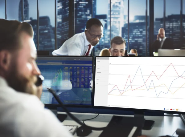 çalışma iş adamları ve grafik 