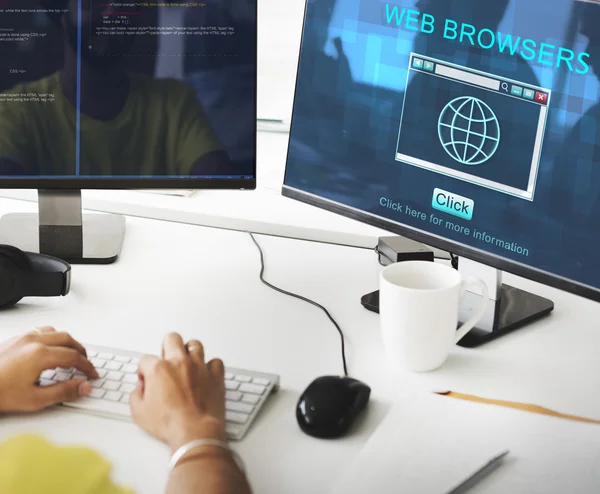 Man met behulp van computers — Stockfoto