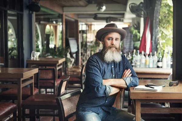 Homme assis dans un café avec ordinateur portable — Photo