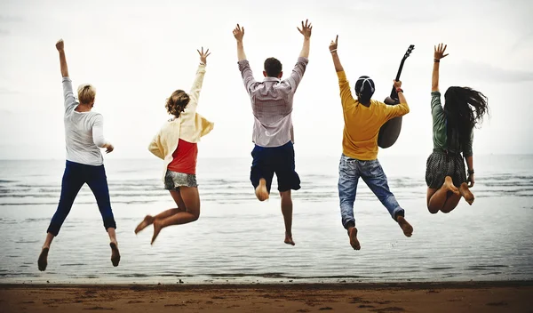 Amici che si divertono sulla spiaggia — Foto Stock