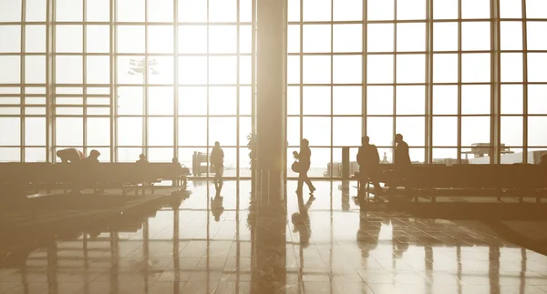 Internationella flygplats med människor — Stockfoto