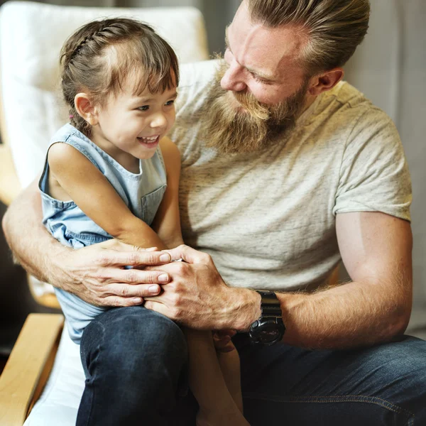 yakışıklı baba kızı 