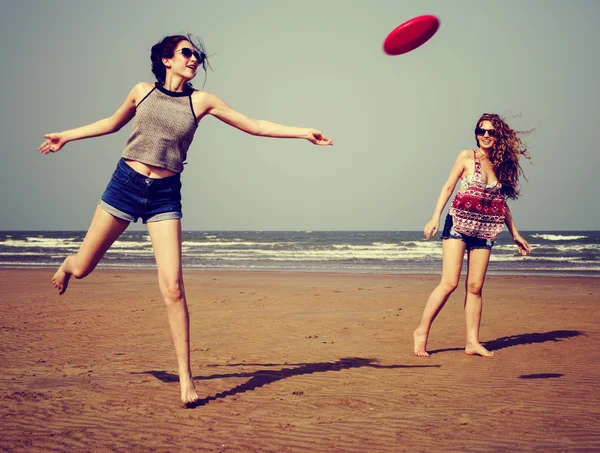 Meisjes spelen op strand — Stockfoto