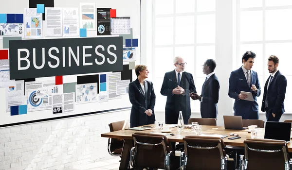 Üzletemberek megbeszélése az irodában — Stock Fotó