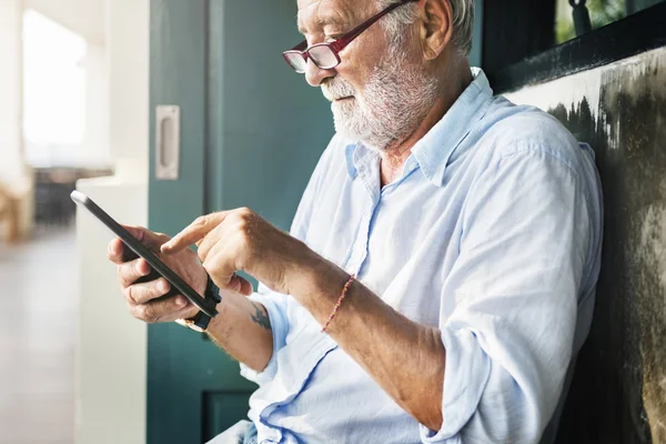 Příležitostné starší muž pomocí Tablet — Stock fotografie