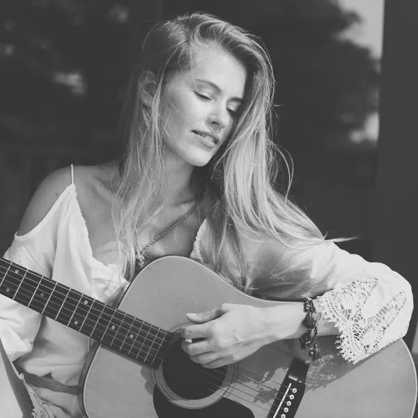 Linda chica jugando en la guitarra al aire libre — Foto de Stock