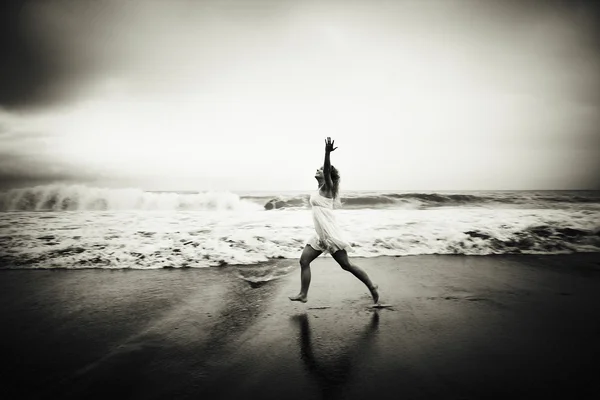 Vrouw runninh in ocean beach — Stockfoto