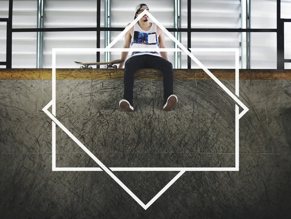 Skater zittend op de helling — Stockfoto