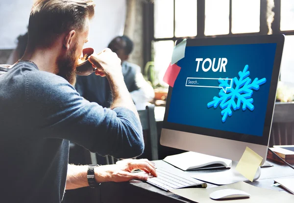 bilgisayarda çalışan adam 