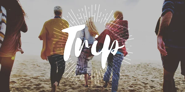 Amigos felices corriendo en la playa — Foto de Stock