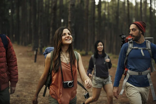 Nejlepší přátelé uživatele trekking dohromady — Stock fotografie