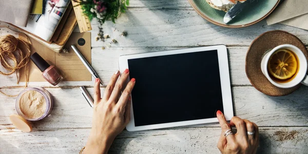 Kvinde ved hjælp af tablet - Stock-foto