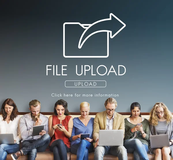 Persone si siedono con i dispositivi e File Upload — Foto Stock