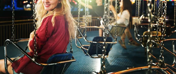 Friends have fun in Amusement Park — Stock Photo, Image