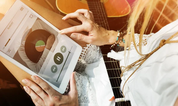 Menina com guitarra usando tablet — Fotografia de Stock