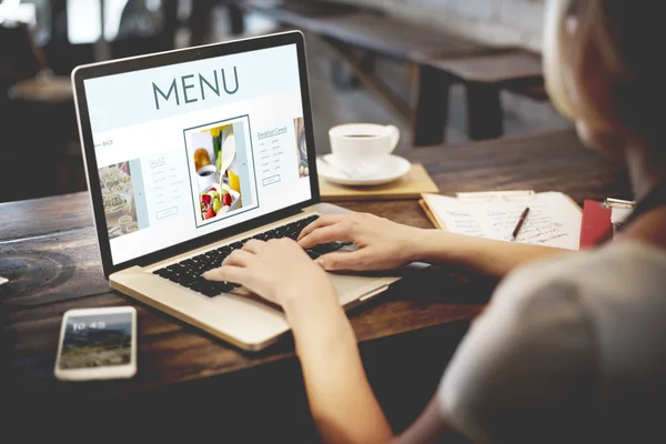 Vrouw in café werken met computer — Stockfoto