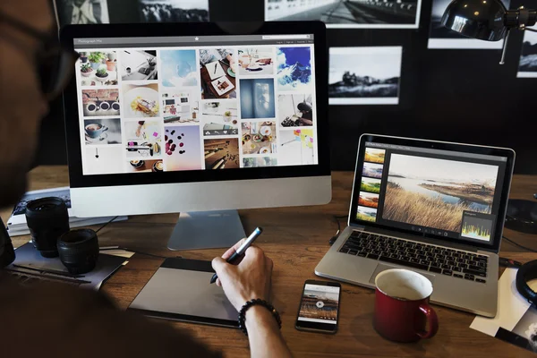 Uomo che lavora con il computer — Foto Stock