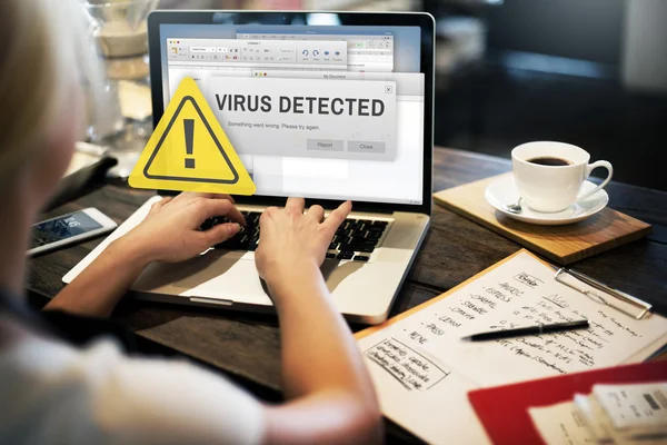 Frau im Café arbeitet mit Computer — Stockfoto