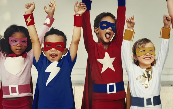 Superhéroe Niños jugando al aire libre — Foto de Stock