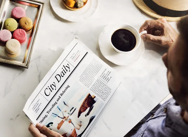 Hombre leyendo periódico — Foto de Stock