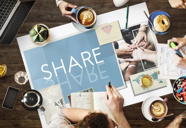 Tavolo con poster con Share — Foto Stock