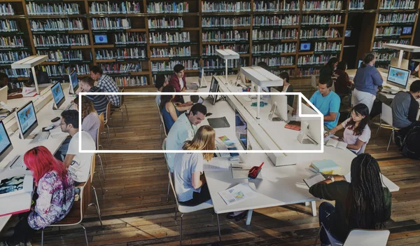 Estudantes usando computadores na biblioteca universitária — Fotografia de Stock