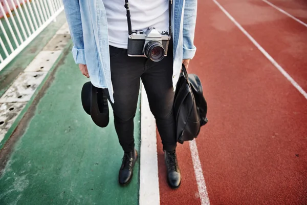 Frau mit Kamera unterwegs — Stockfoto