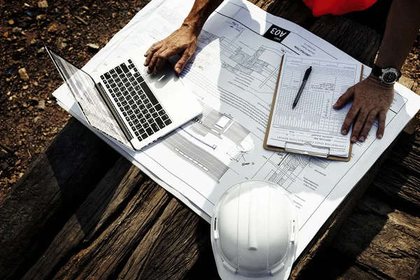 Bouw werknemer kijken naar Bouwtekening — Stockfoto